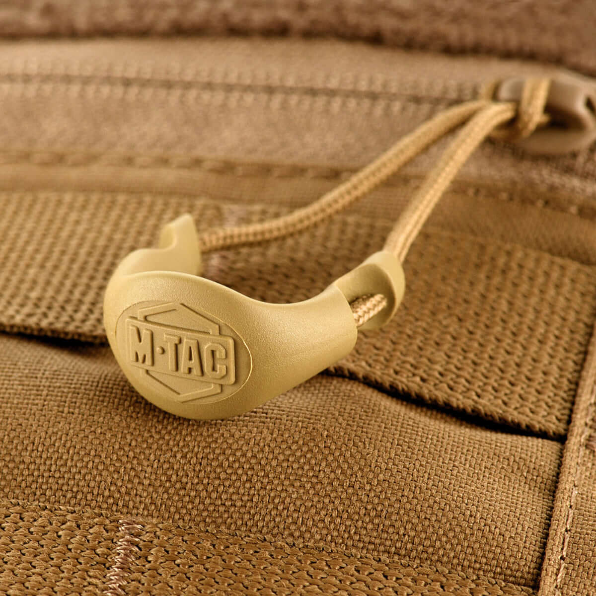 M-Tac Rygsæk Gen.II Elite Large, yksityiskohtaiset ompeleet ja vahvikkeet Cordura-materiaalissa, vetoketjun vetokahva.