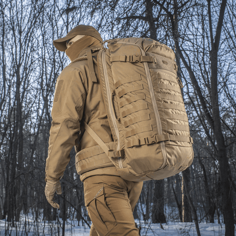M-Tac Rygsæk Gen.II Elite Large, vaeltaja metsässä; kestävä ja monipuolinen ulkoilureppu Cordura-materiaalista.