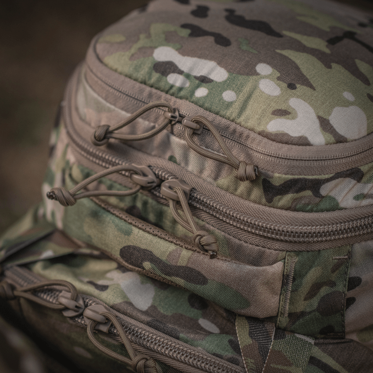Yksityiskohta M-Tac Large Gen.IV Elite -repusta: vahvat vetoketjut, valmistettu kulumiskestävästä Cordura-materiaalista.