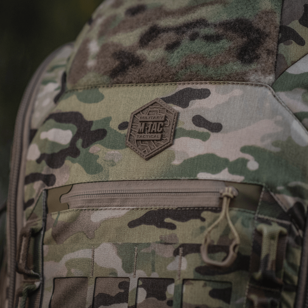 M-Tac Large Gen.IV Elite Cordura-reppu maastokuvioinnilla ja taskulla aseiden säilytykseen.