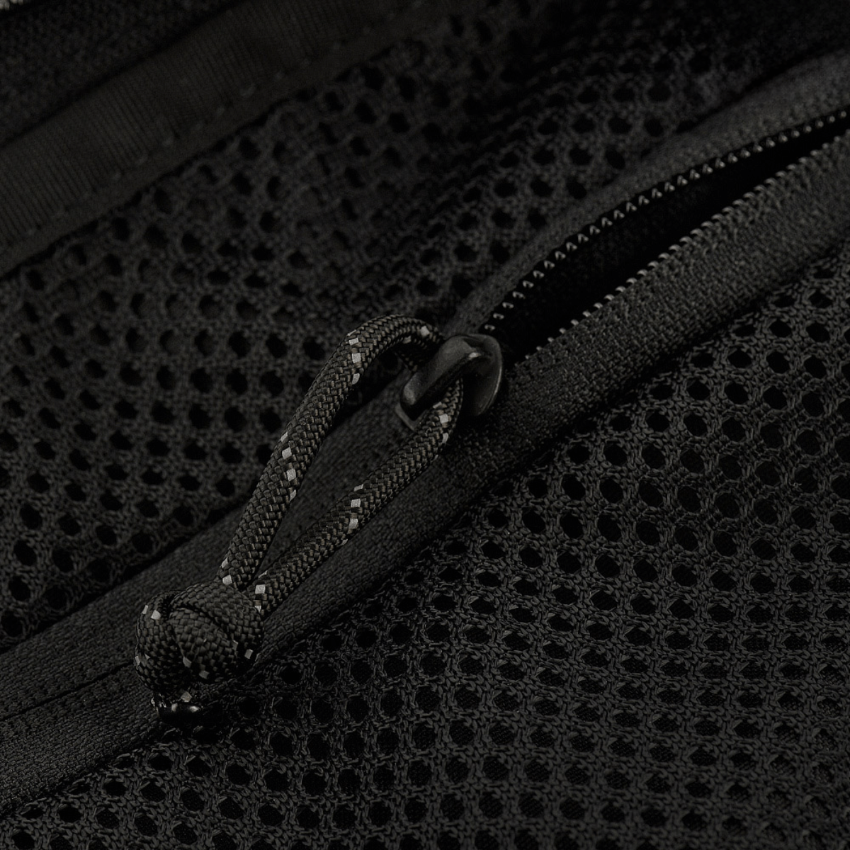 Lähikuva vetoketjusta M-Tac Magnet XL Bag Elite -laukussa.