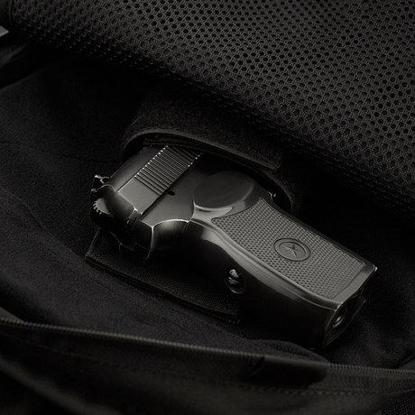 Laukun sisätila M-Tac Magnet XL Bag Elite -laukussa universaaliholsterilla, kuvassa pistooli, korostaa laukun toiminnallisuutta ja turvallisuutta.
