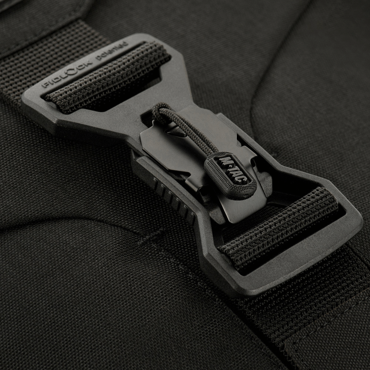FidLock V-Buckle -magneettilukko M-Tac Magnet XL Bag Elite -tabletti- ja olkalaukussa, käytännöllinen ja turvallinen lukitusmekanismi.