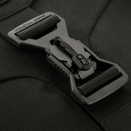 FidLock V-Buckle -magneettilukko M-Tac Magnet XL Bag Elite -tabletti- ja olkalaukussa, käytännöllinen ja turvallinen lukitusmekanismi.