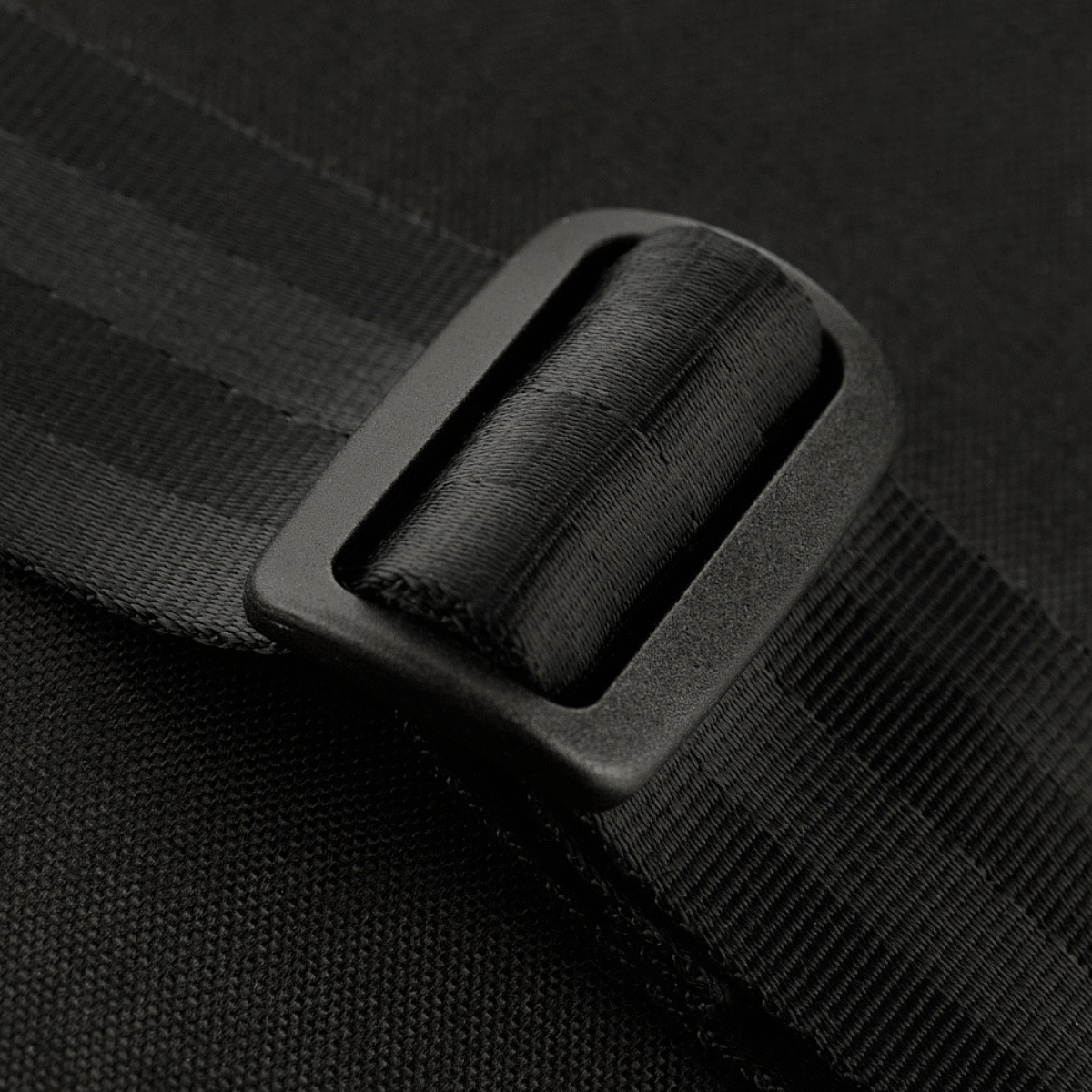 Lähikuva soljesta M-Tac Magnet XL Bag Elite -laukussa, FidLock V-Buckle -magneettilukko.