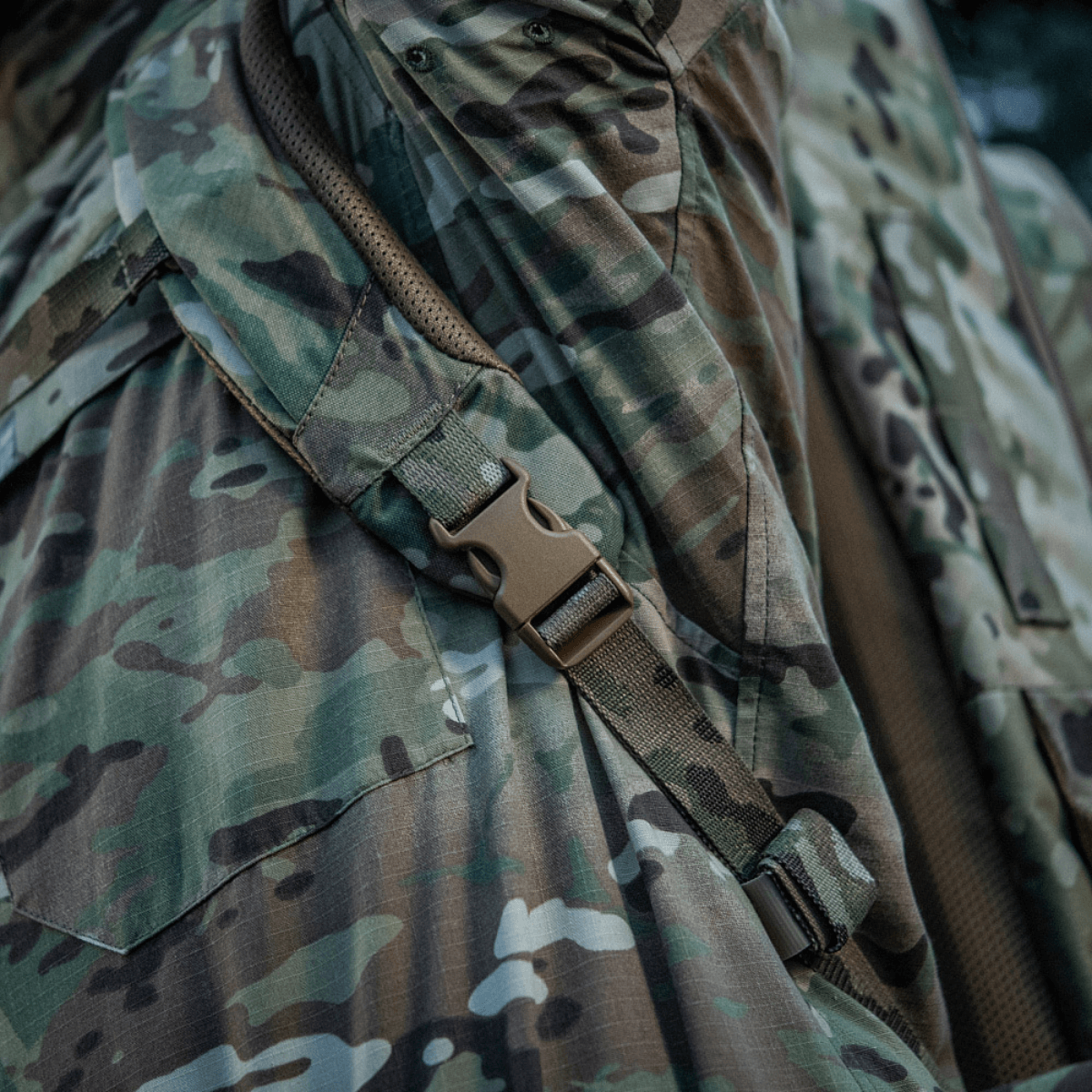 Yksityiskohtakuva M-Tac Gun Backpack Case 125 cm Gen.II Elite:stä camossa, tukevalla soljella ja hihnalla Cordura-materiaalista