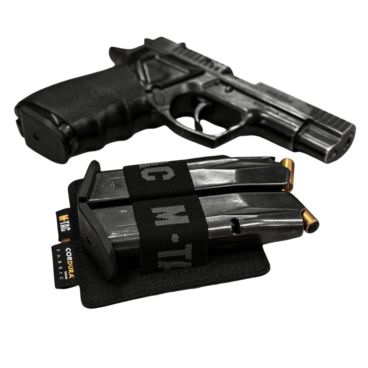 M-Tac Double Mag Pouch Hook Backed Magazine kahdella lippaalla pistoolin vieressä mustalla taustalla