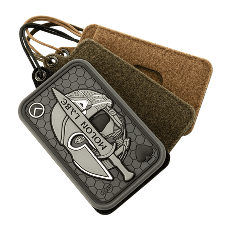 M-Tac Badge Holder – henkilökortti ja patch taktiseen tyyliin muovipohjalla, Velcro merkeille ja metallisilmä ripustukseen. Sopii avainkortille.