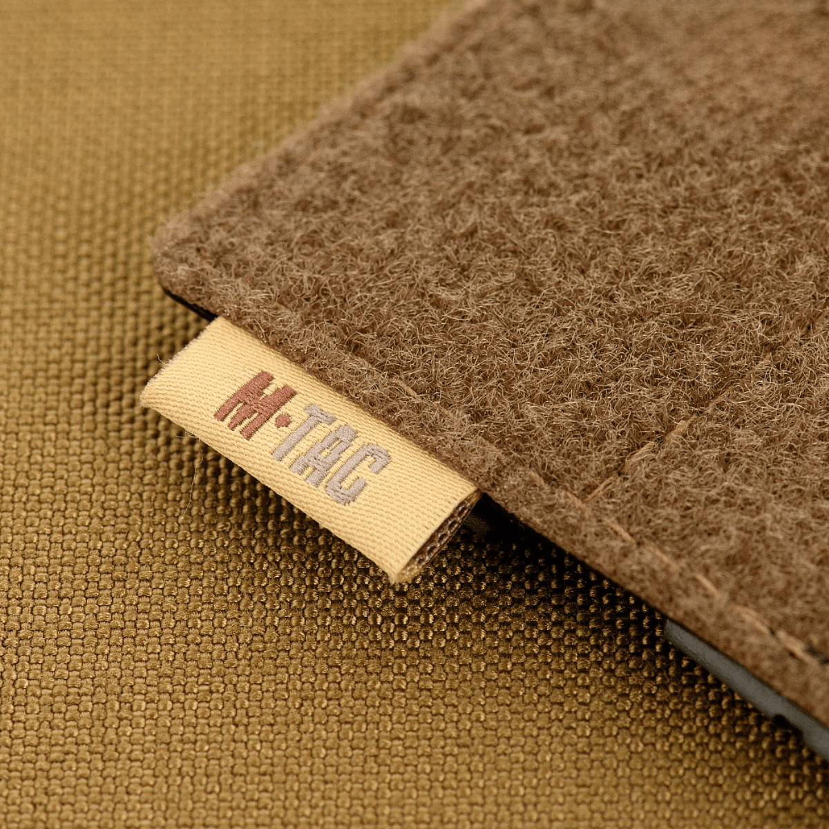 M-Tac Taktisk Morale Patch Display Board Hook and Loop Molle 120x85 muovipohjalla ja MOLLE-kiinnityksellä.
