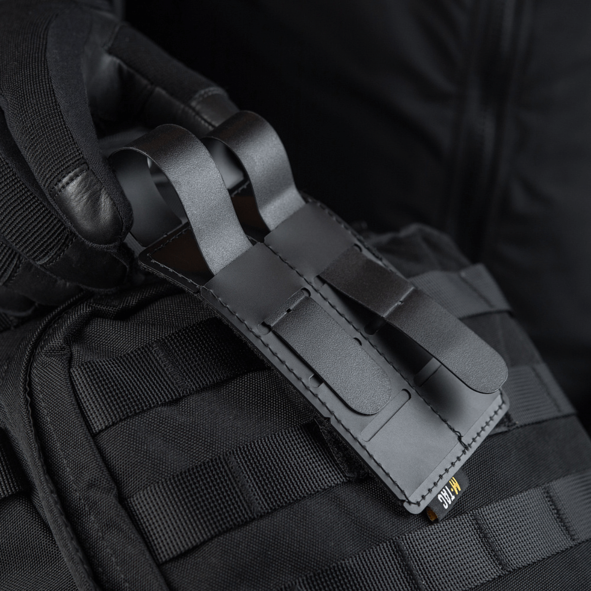 M-Tac paneeli patcheille MOLLE 80x135, asennettu laukkuun, näyttää plastbaseen ja hook & loop overfladeen patcheille, koko 80x135 mm