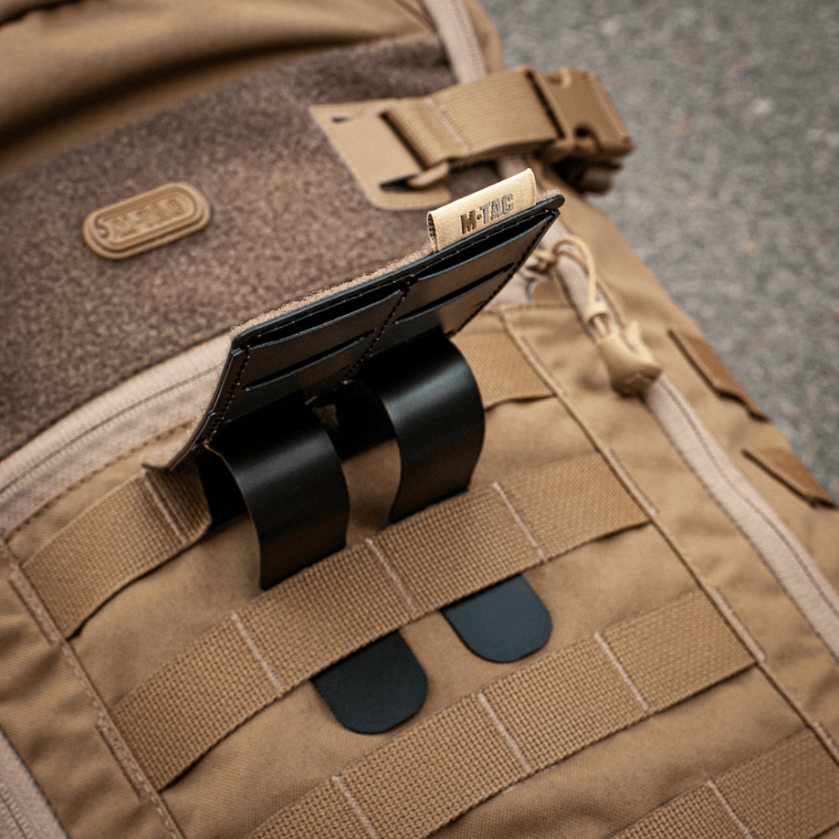 M-Tac paneeli patcheille MOLLE 80x135, asennettu reppuun