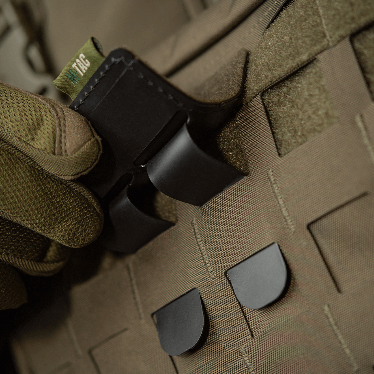 M-Tac paneeli patcheille MOLLE 80x85 kiinnitetty MOLLE-järjestelmään plastbase vakautta varten ja hook & loop overflade patcheille
