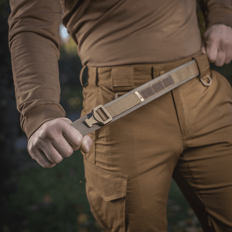 M-Tac Cobra Buckle taktinen vyö Laser Cut sotilas- ja poliisivarusteissa, näyttää vyön muotoilun ja yksityiskohdat ruskeassa univormussa.