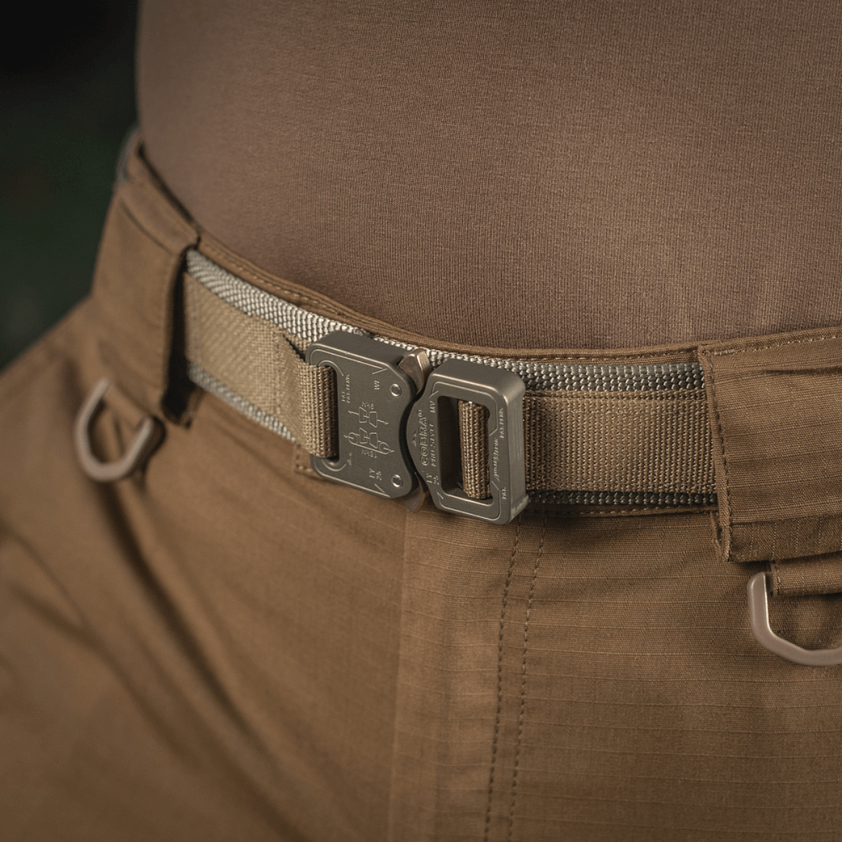 M-Tac Cobra Buckle taktinen vyö Laser Cut AustriAlpin COBRA-lukolla, suunniteltu sotilas- ja poliisikäyttöön, funktionaalinen muotoilu.