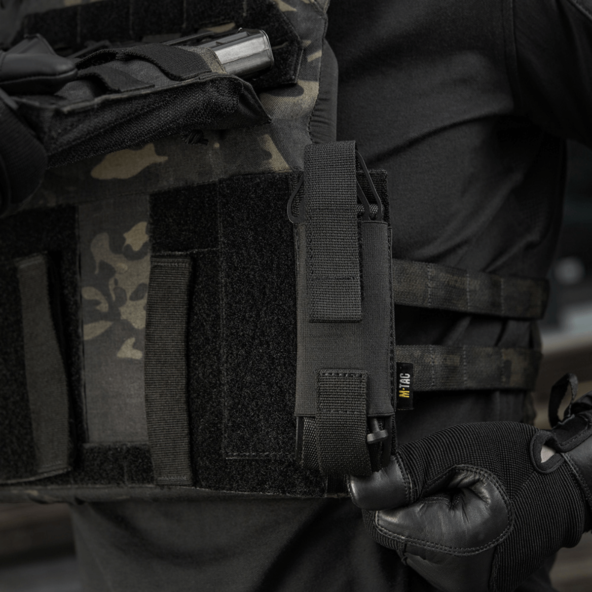 Taktinen M-Tac Tourniquet Pouch Elastisk VELCRO Gen.II kiinnitetty plate carrieriin, nopea pääsy C-A-T tourniquetiin
