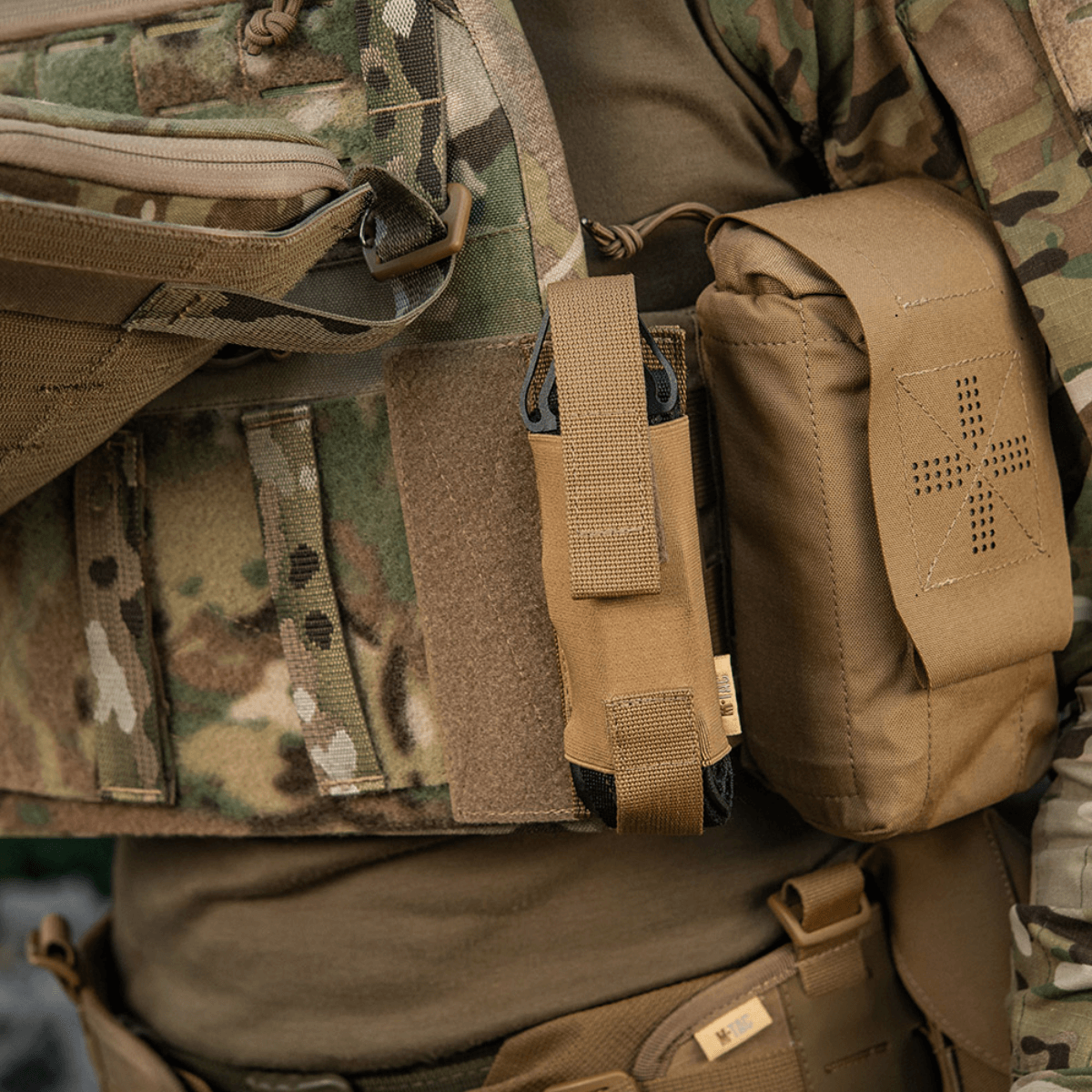 M-Tac Tourniquet Pouch Elastisk VELCRO Gen.II käytössä taktisen liivin kanssa, nopea pääsy C-A-T tourniquetiin, Cordura 500D