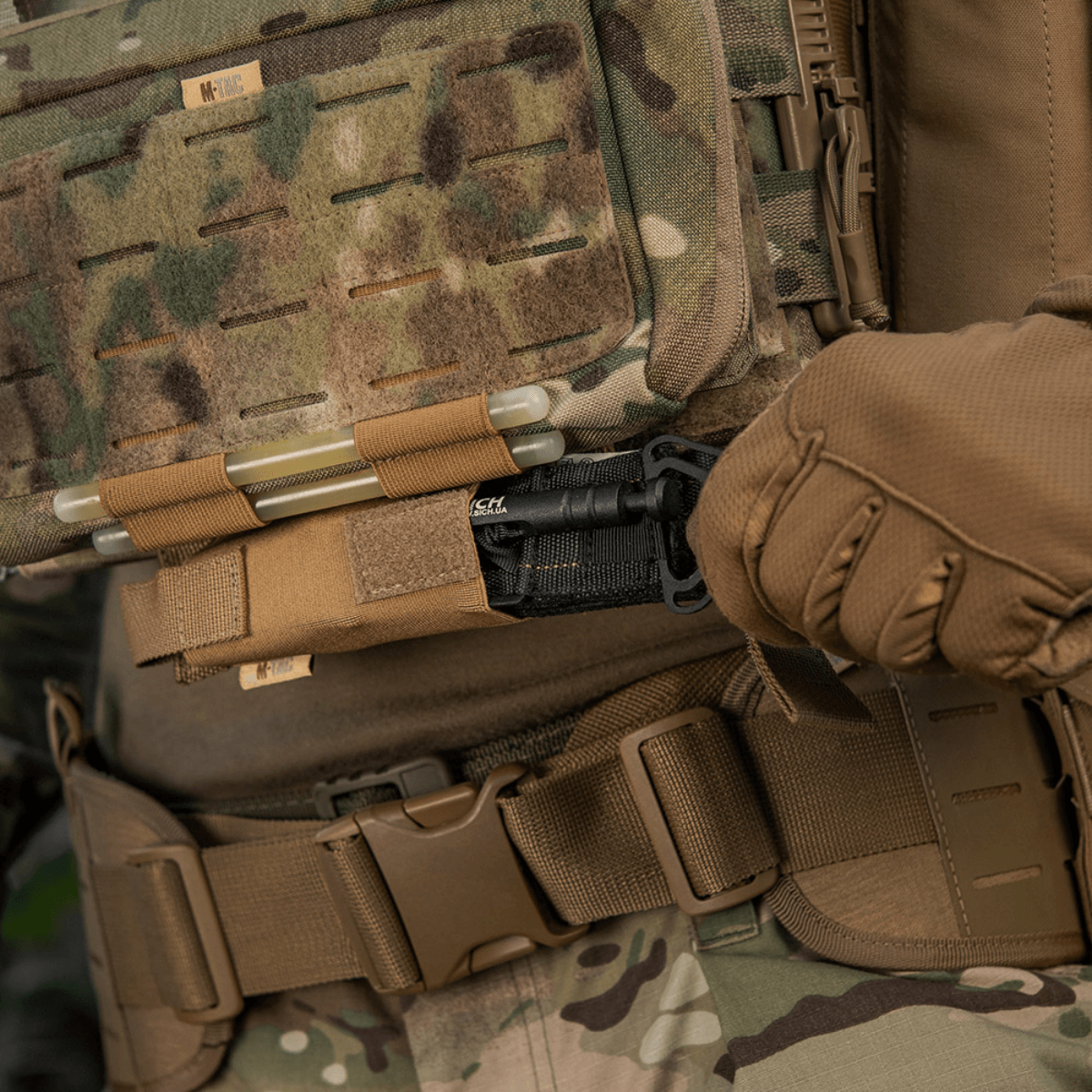 Taktinen M-Tac Tourniquet Pouch Elastisk VELCRO Gen.II kiinnitetty plate carrieriin C-A-T tourniquetin kanssa, Cordura 500D