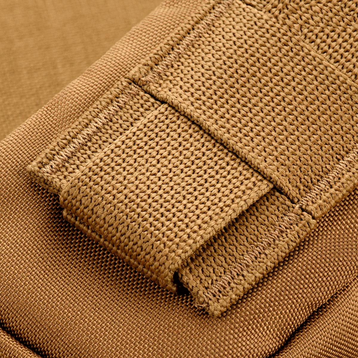 Lähikuva M-Tac PC Utility Pouch Elite, MOLLE-liitäntä ja Cordura-materiaali säilytystarkoituksiin