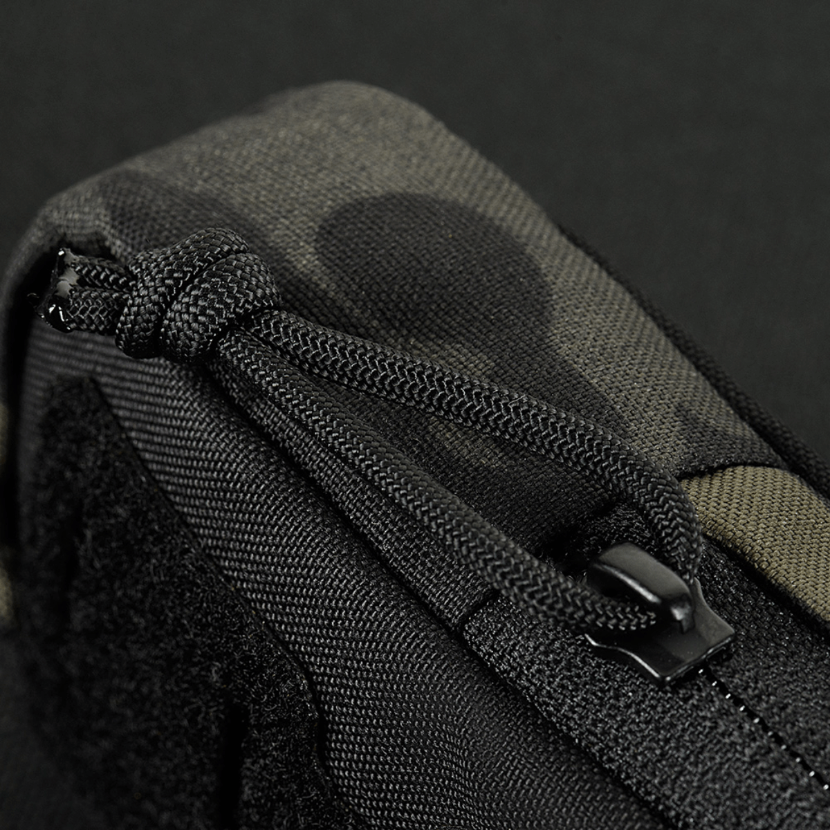 Lähikuva M-Tac Utility Shoulder Pouch Elite Gen.II Cordura 500D Multicam Black, vetoketju ja MOLLE-system.