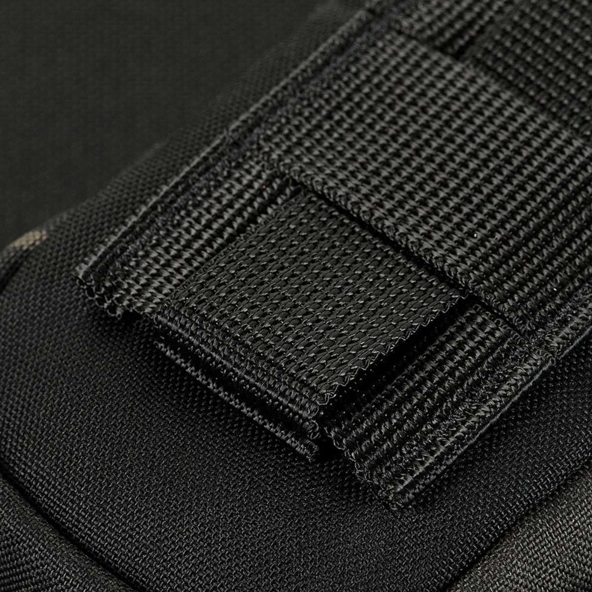 Lähikuva M-Tac Utility Shoulder Pouch Elite Gen.II Cordura 500D Multicam Black, MOLLE-system ja Velcro-panel.