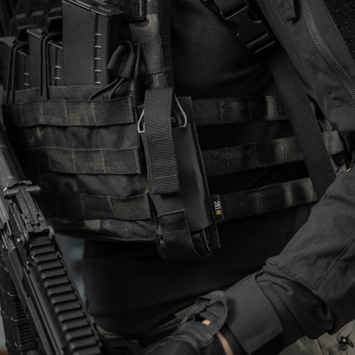 M-Tac Tourniquet Pouch Elastisk med MOLLE Gen.II kiinnitetty taktiseen varustukseen, valmistettu kestävästä Cordura Squadron -materiaalista.