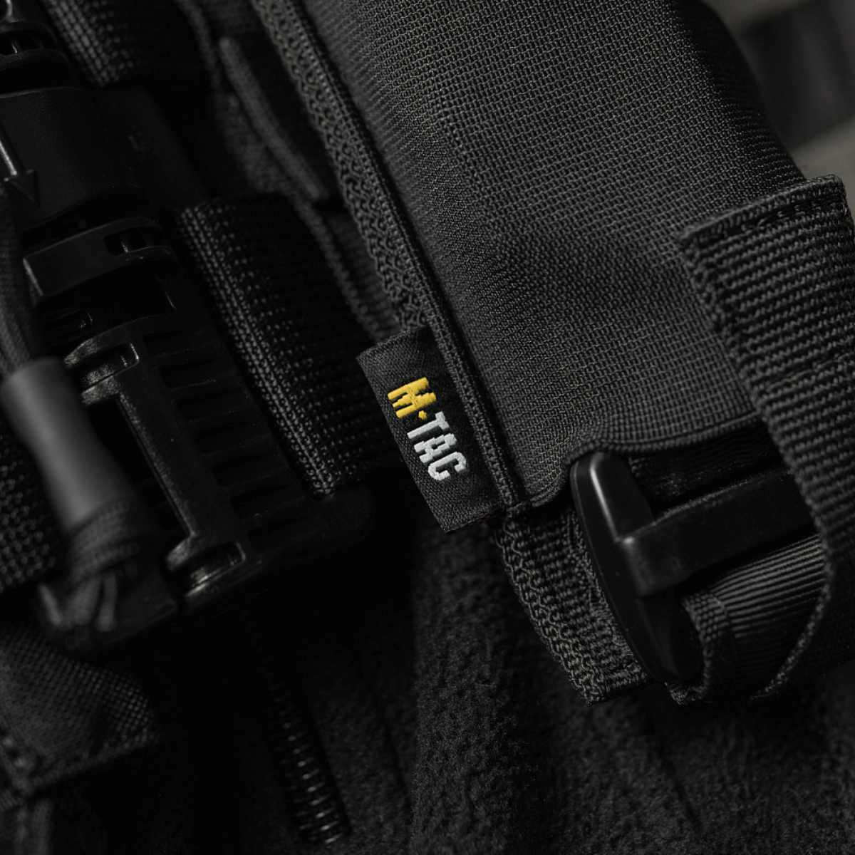 M-Tac Elastisk Tourniquet Pouch Molle Gen.III käytännöllisellä kantosuunnittelulla ja lisäkiinnikkeillä Cordura Squadron -materiaalissa.