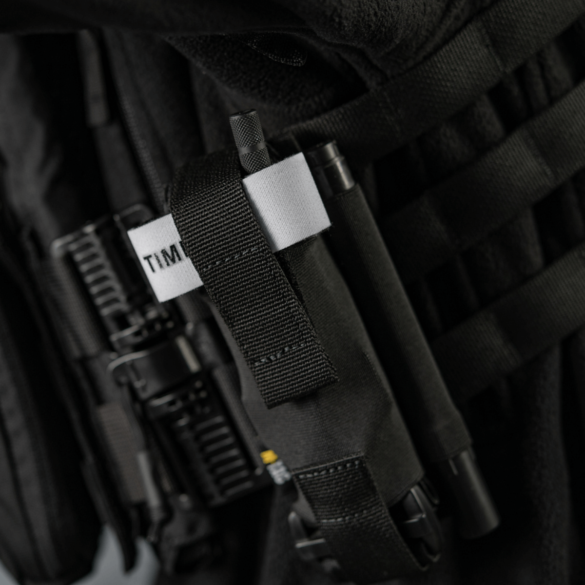 M-Tac Elastisk Tourniquet Pouch Molle Gen.III mustassa Cordurassa kuminauha‑yksityiskohdilla C-A-T tourniquetin kiinnitykseen.
