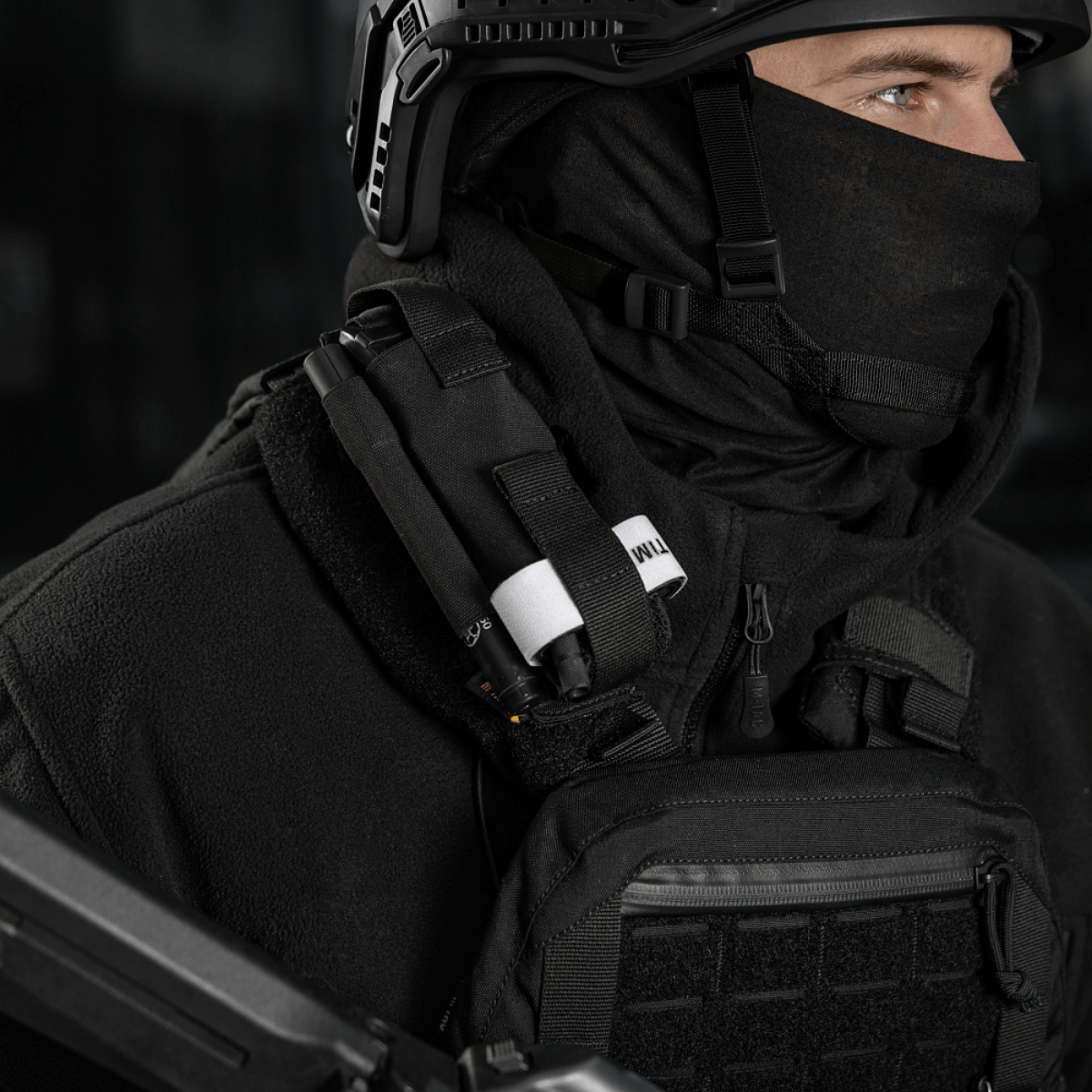 Sotilas M-Tac Elastisk Tourniquet Pouch Molle Gen.III kiinnitettynä varusteisiin.
