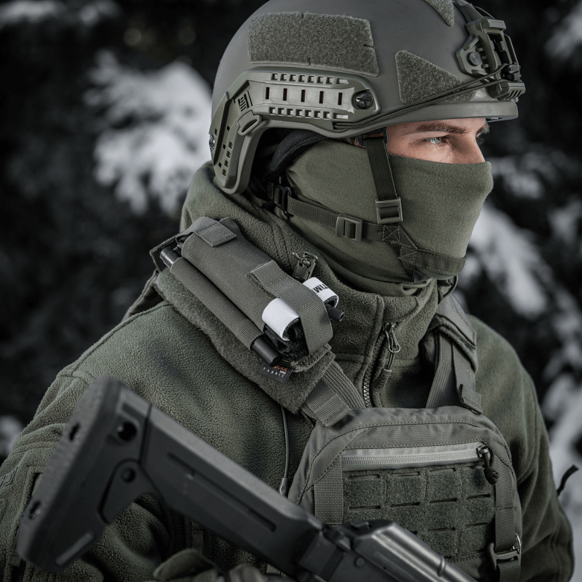 Sotilas varustettuna M-Tac Elastinen turnikekotelo Molle Gen.III nopeaan käyttöön lumisissa olosuhteissa.