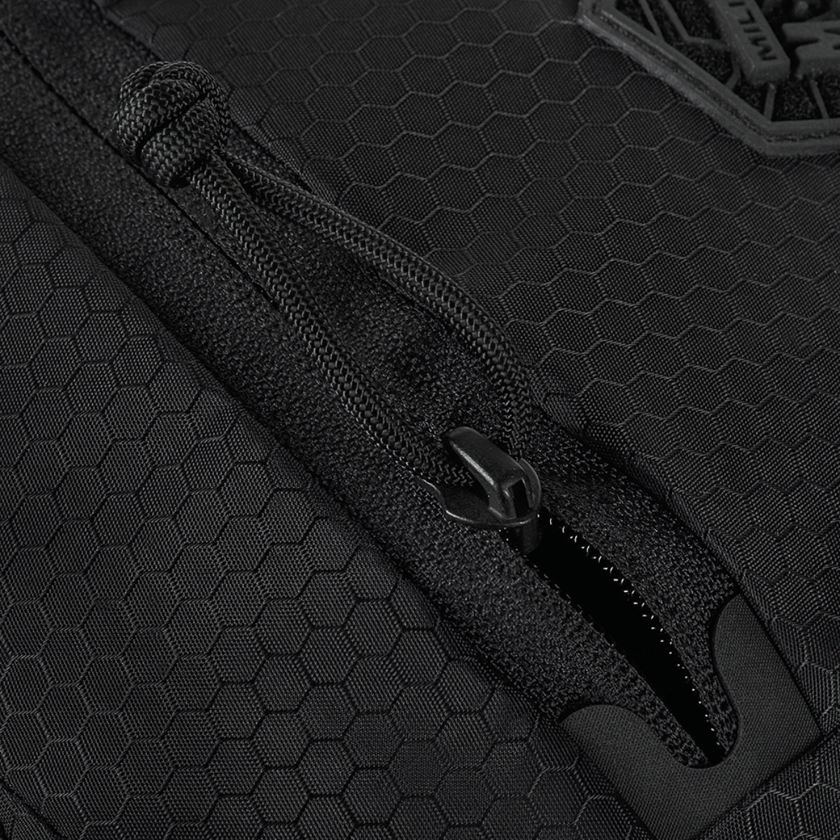 Yksityiskohta M-Tac Sphaera Hex Hardsling -laukun vetoketjusta, hex-kuvio.