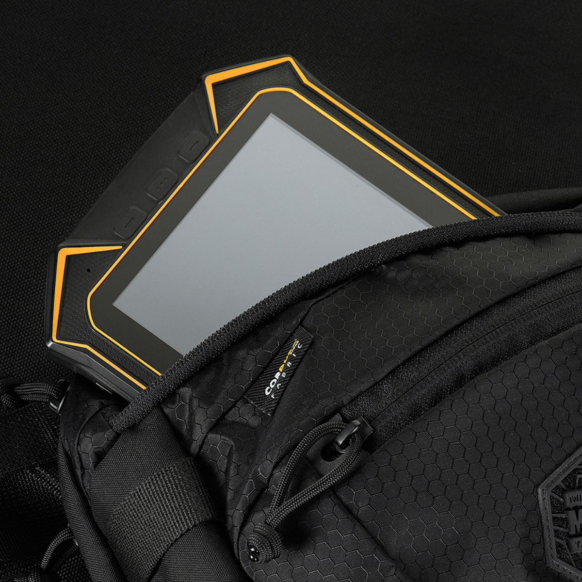M-Tac Sphaera Hex Hardsling Gen.II Elite piilotetulla tablettitaskulla, Cordura-materiaali ja hex-polyesteri.