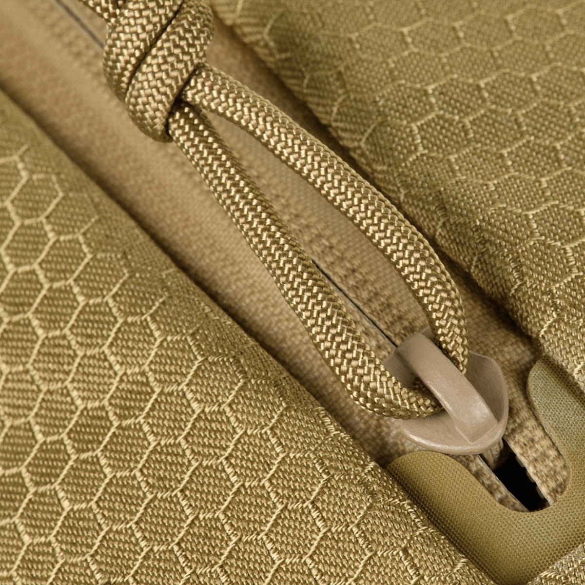 Lähikuva M-Tac Sphaera Hex Hardsling Gen.II Elite -materiaalista ja vetoketjun yksityiskohdista, Cordura/Hex-polyesteri.
