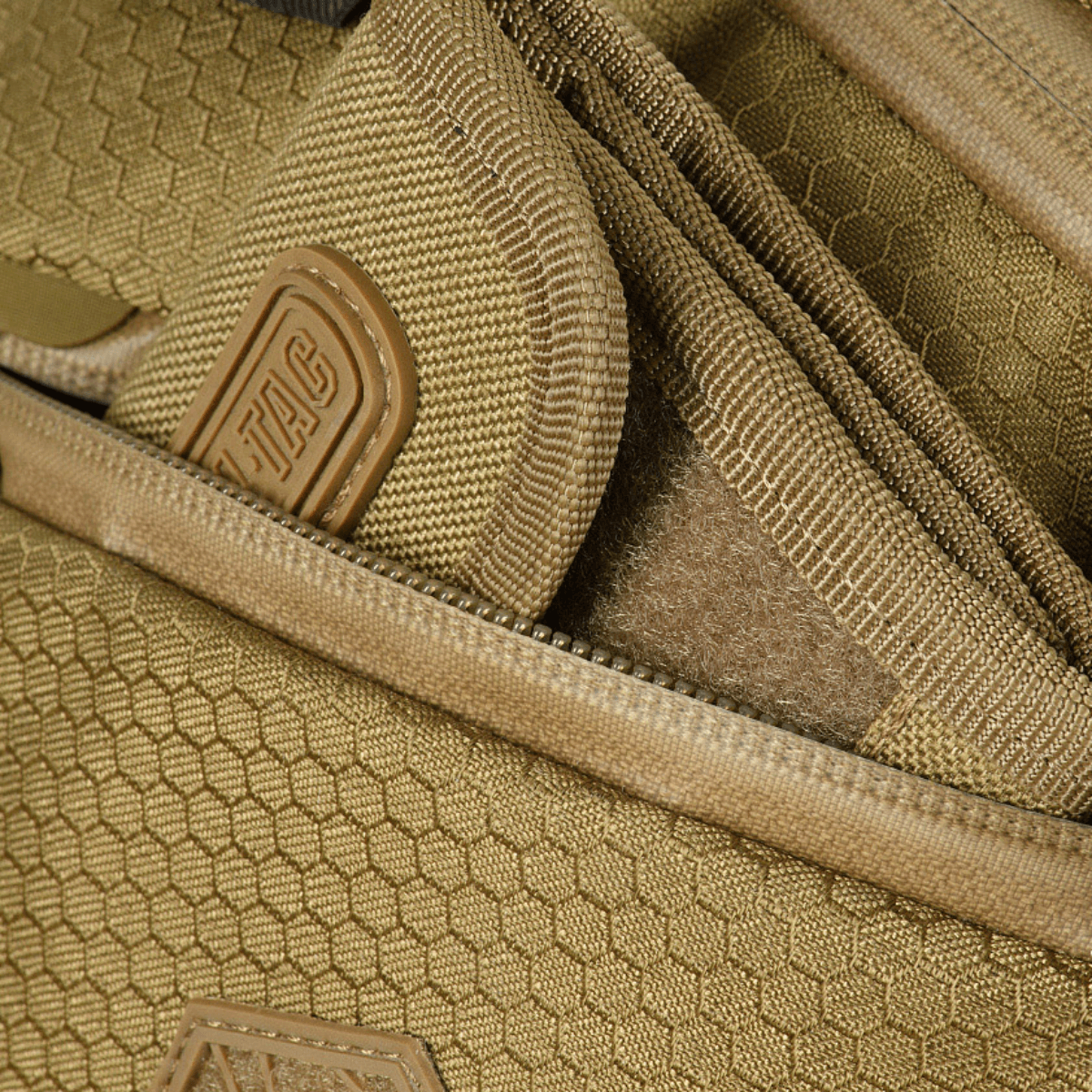 M-Tac Sphaera Hex Hardsling Gen.II Elite vetoketjuilla ja hexagon-kuviolla, korostaa vankkaa toiminnallisuutta.