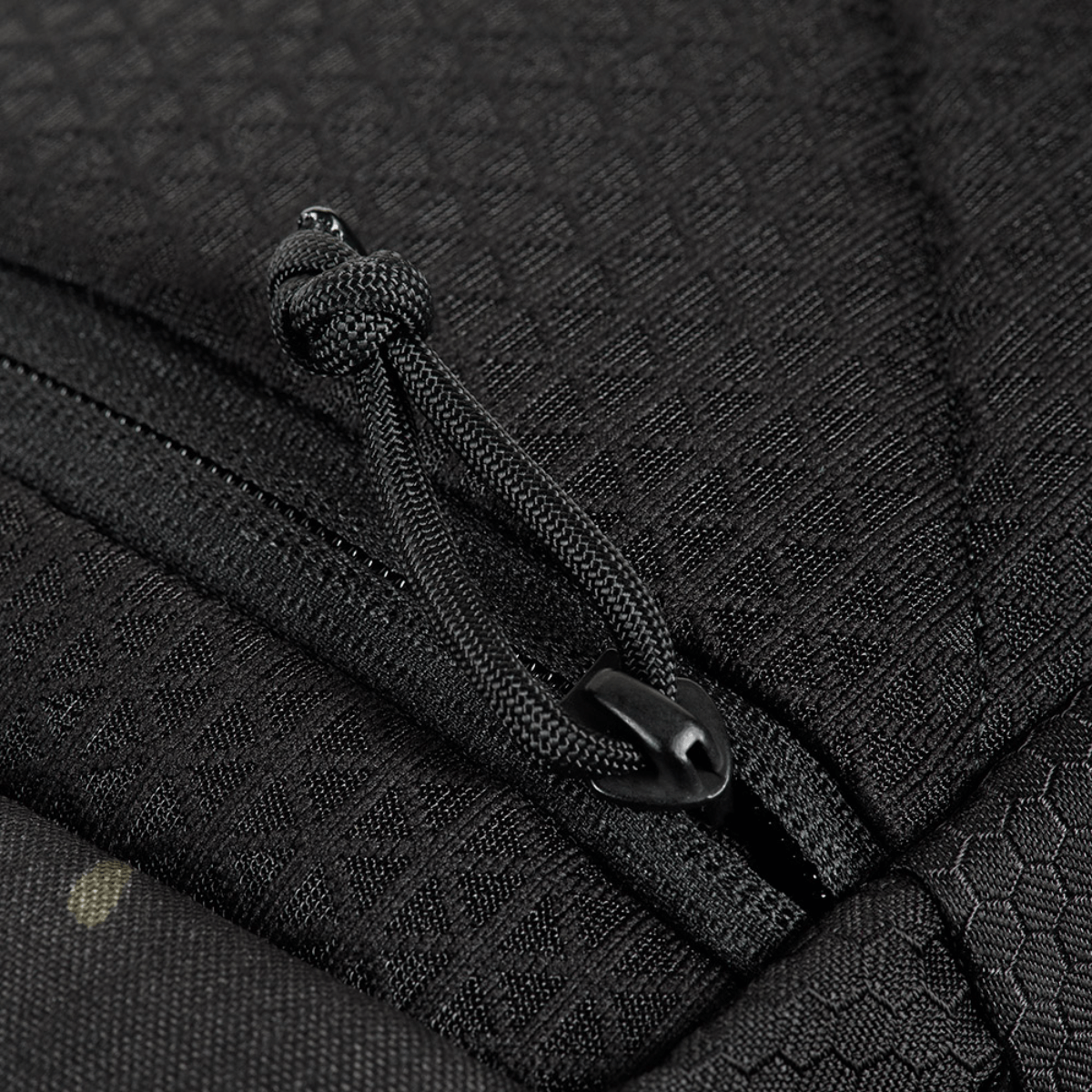 Lähikuva vetoketjun yksityiskohdasta M-Tac Satellite Magnet -laukku Elite Hex, Cordura-materiaali.