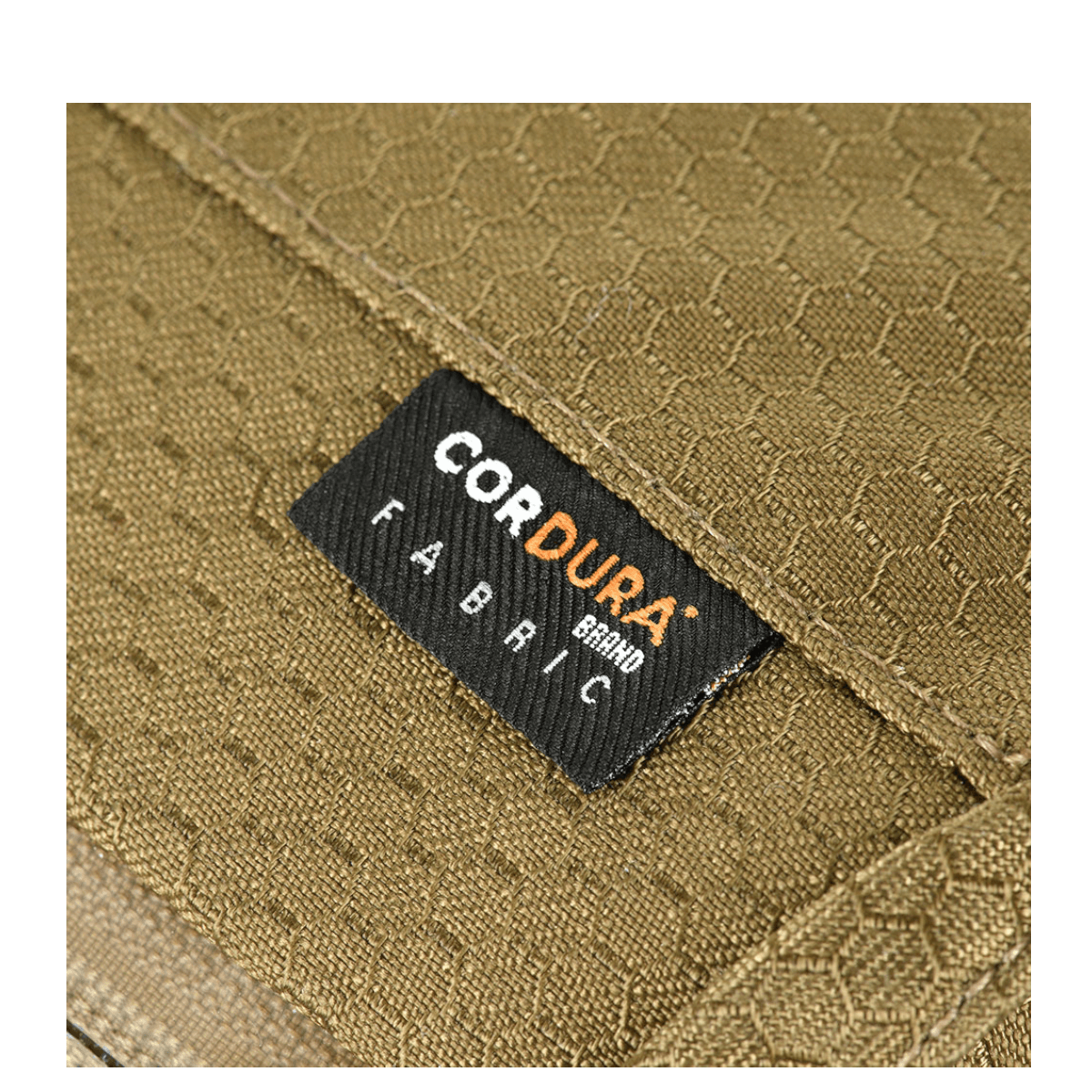 Lähikuva M-Tac Satellite Magnettaske Gen. II Elite Hexistä Cordura-kangasmerkillä.