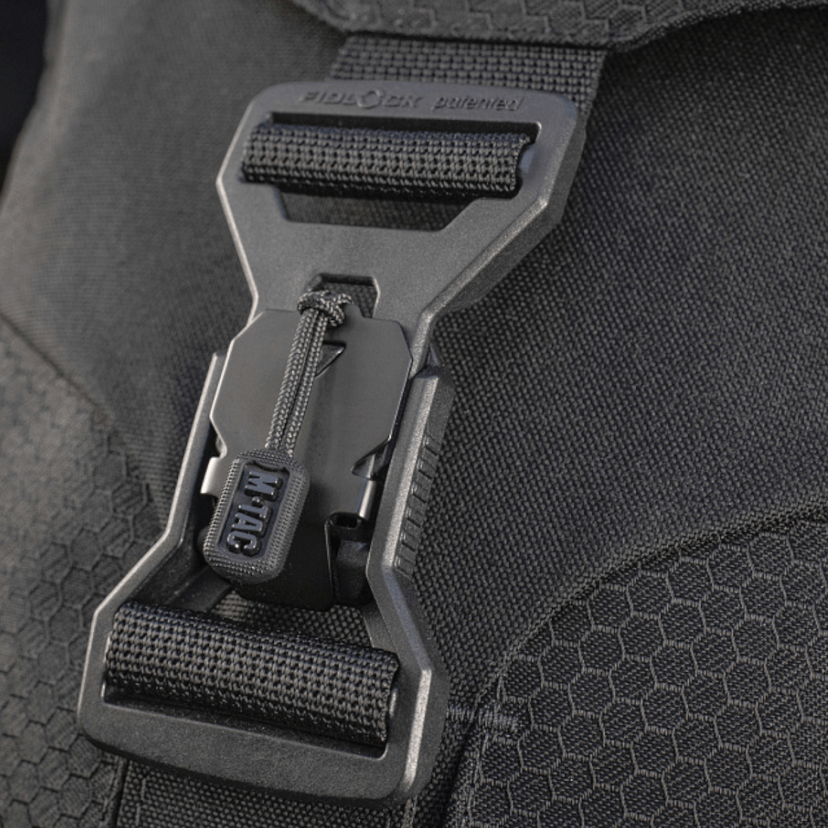 Lähikuva M-Tac Magnet XL Taske Elite Hexistä, FidLock-lukitusjärjestelmä ja Velcro-paneeli.