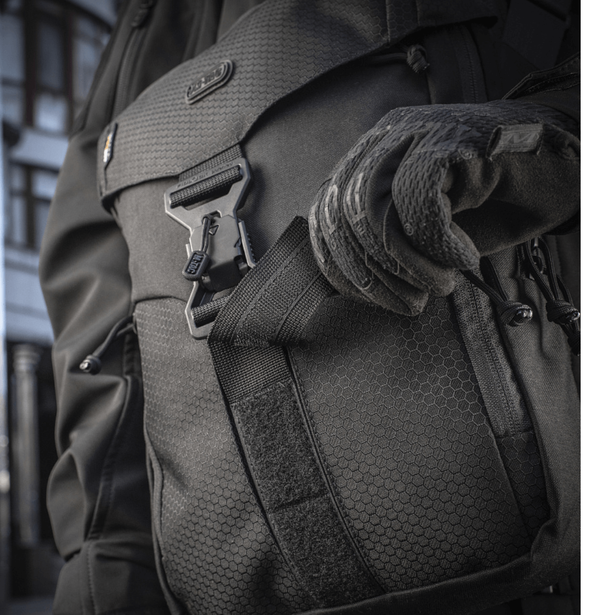 Lähikuva M-Tac Magnet XL Taske Elite Hexistä, FidLock-lukitus ja irrotettava Velcro-paneeli; monikäyttöinen olkalaukku M-TACilta.