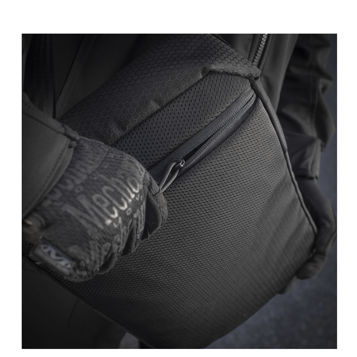 M-Tac Magnet XL Taske Elite Hex olkahihnalla ja FidLock-lukitusjärjestelmällä nopeaan ja turvalliseen sulkemiseen, yksityiskohta.