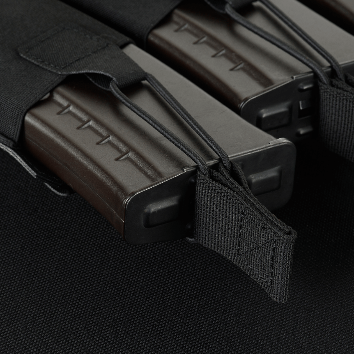 M-Tac Elastinen Triple Magazine Pouch Elite pitää AK/AR-lippaat turvallisesti Cordura 500D-materiaalilla ja MOLLE-kiinnityksellä.