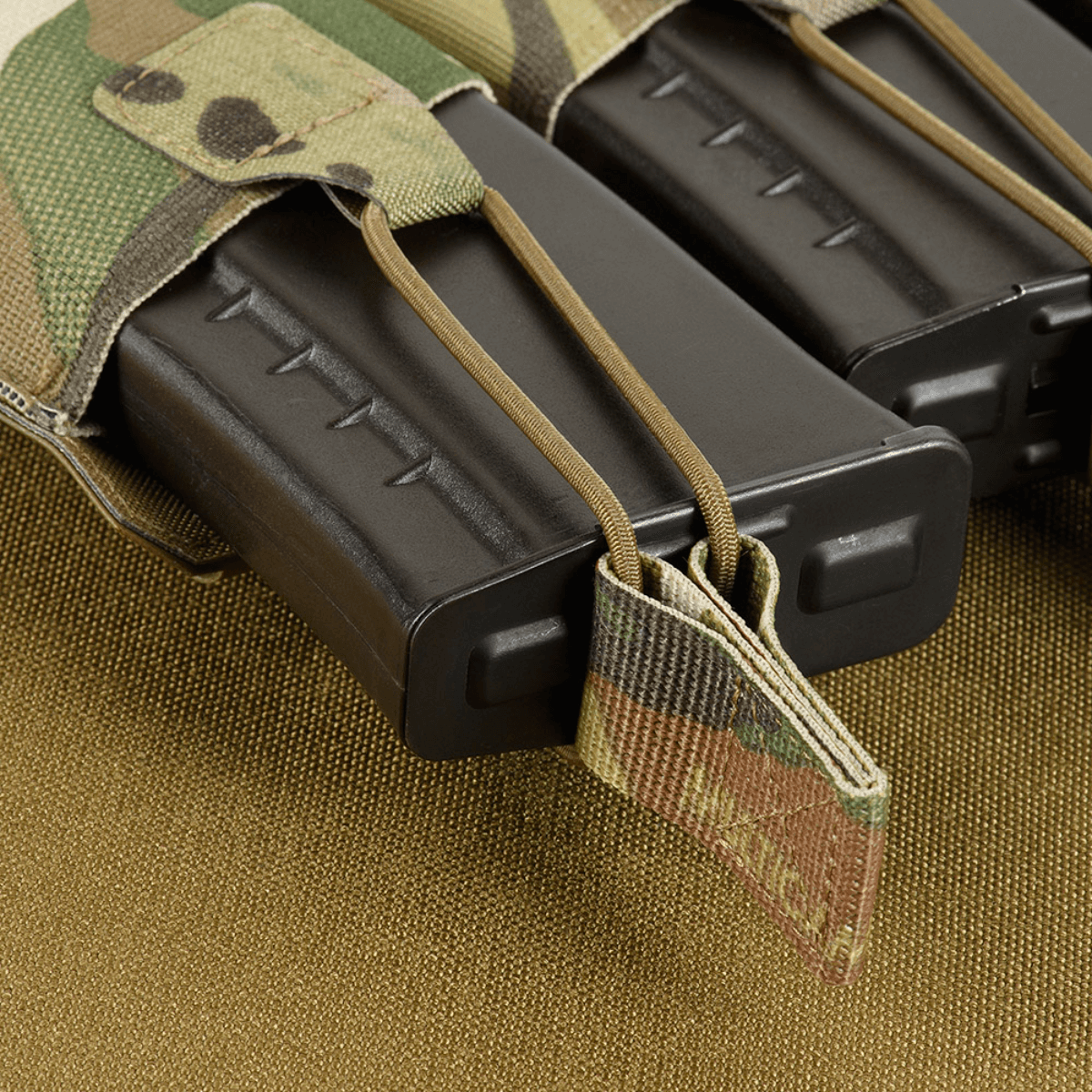 M-Tac Elastinen Triple Magazine Pouch Elite kolmella AK/AR-lippaalla kiinnitetty elastilla ja hihnoilla, valmistettu kestävästä Cordura 500D:stä.