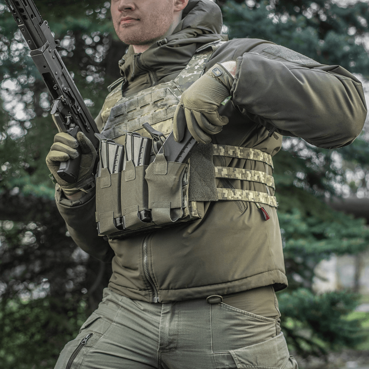 M‑Tac Elastinen Triple Magazine Pouch Elite kiinnitetty taktiseen liiviin ulkona, nopea pääsy lippaisiin