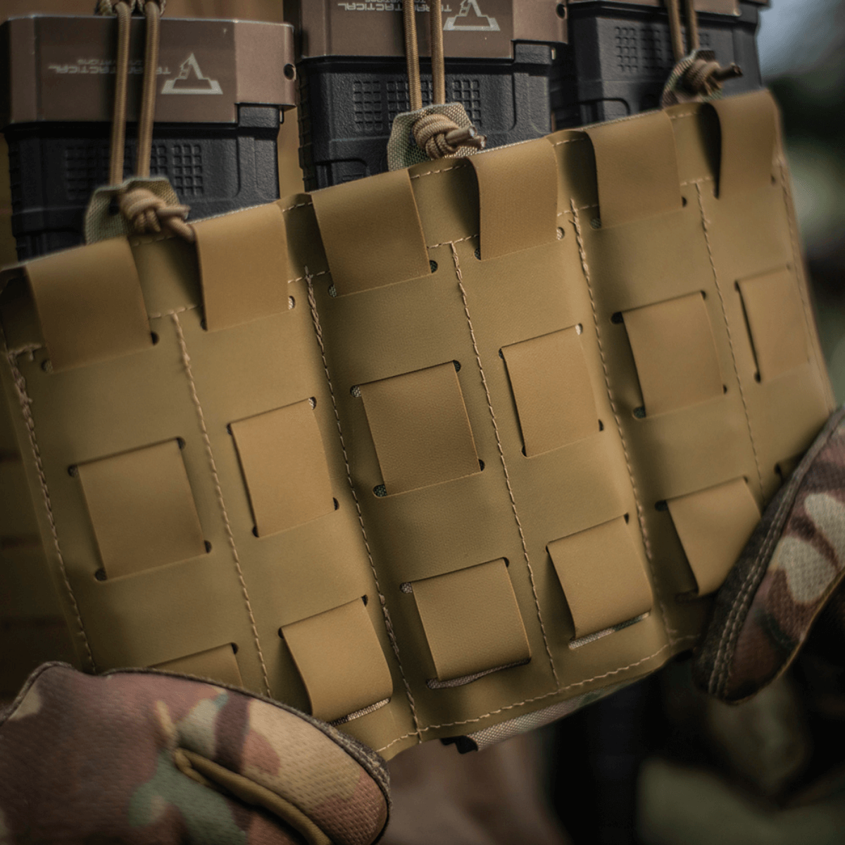 M‑Tac Elastinen Single Magazine Pouch Elite MOLLE Laser Cut -järjestelmässä käytössä, näyttää luotettavan säilytyksen lippaille