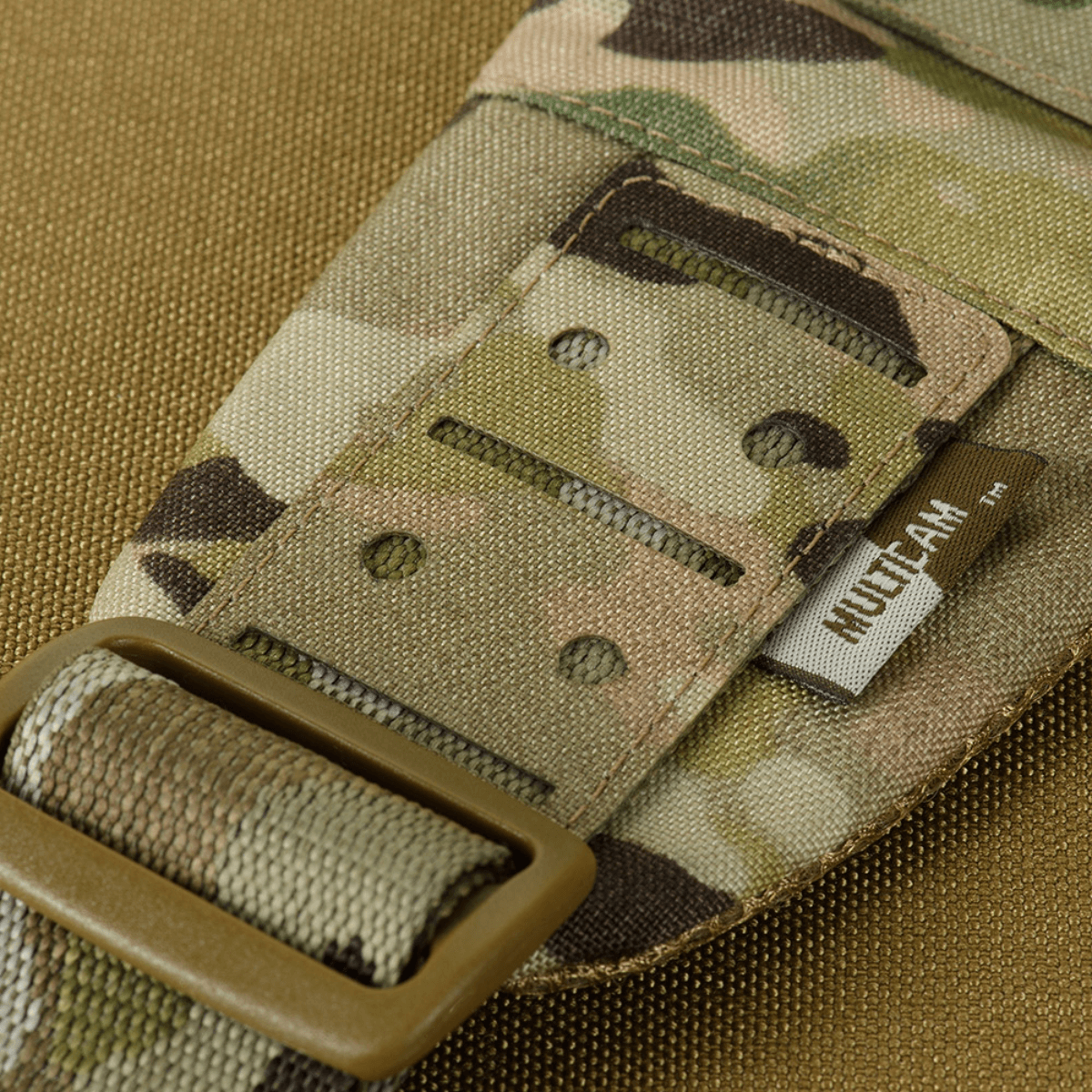 Lähikuva sotilasvaikutteisesta M-Tac Cross Bag Elite Hexistä, camo-kuvio, valmistettu kestävästä Cordura 500 -materiaalista.