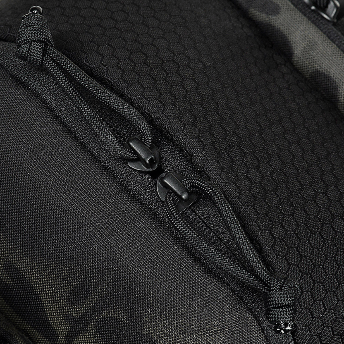 Yksityiskuva M‑Tac Cross Bag Elite Hexistä, robusti Cordura 500 -materiaali ja vahvat vetoketjut päivittäiseen käyttöön tai taktisiin varusteisiin.