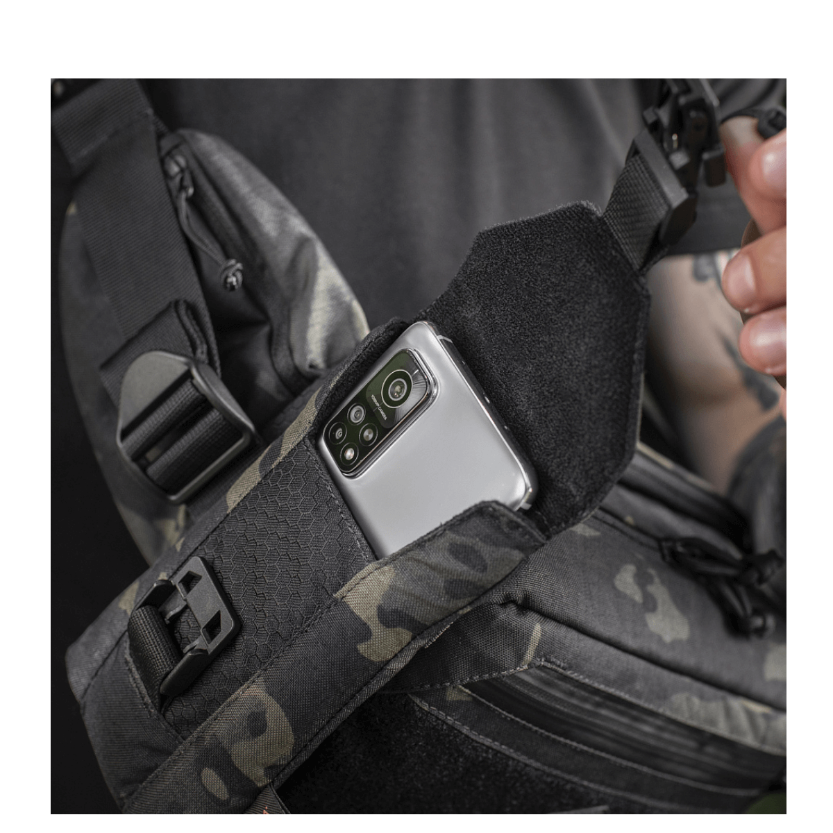 M-Tac Smartphone Lomme Elite Large Hex musta laukku magneettisoljella ja tilalla älypuhelimelle jopa 6,5 tuumaa Cordura-materiaalista.