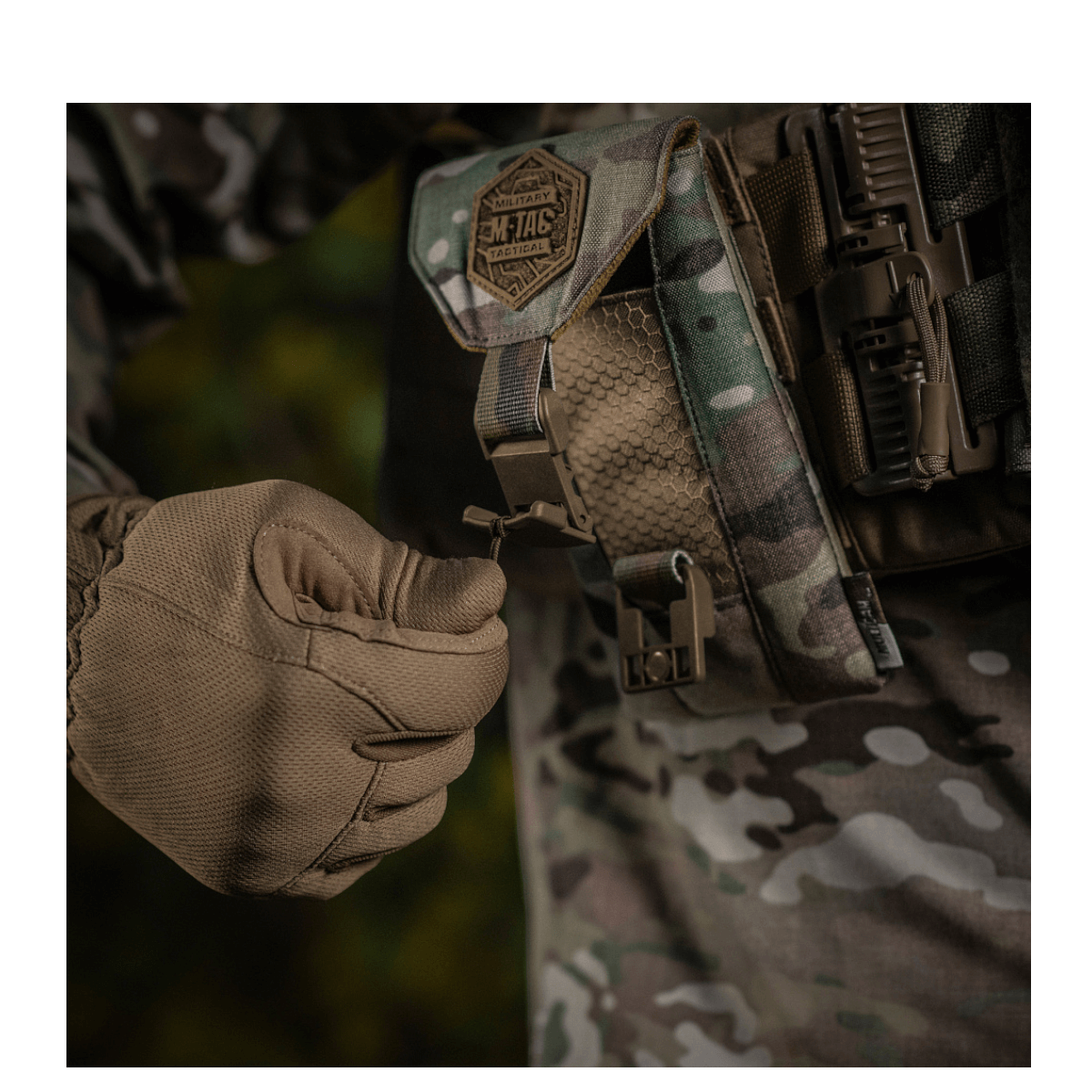 M-Tac Smartphone Lomme Elite Large Hex kiinnitetty taktiseen liiviin CORDURA HEX -materiaalilla ja WJ-magneettisoljella turvallista säilytystä varten.