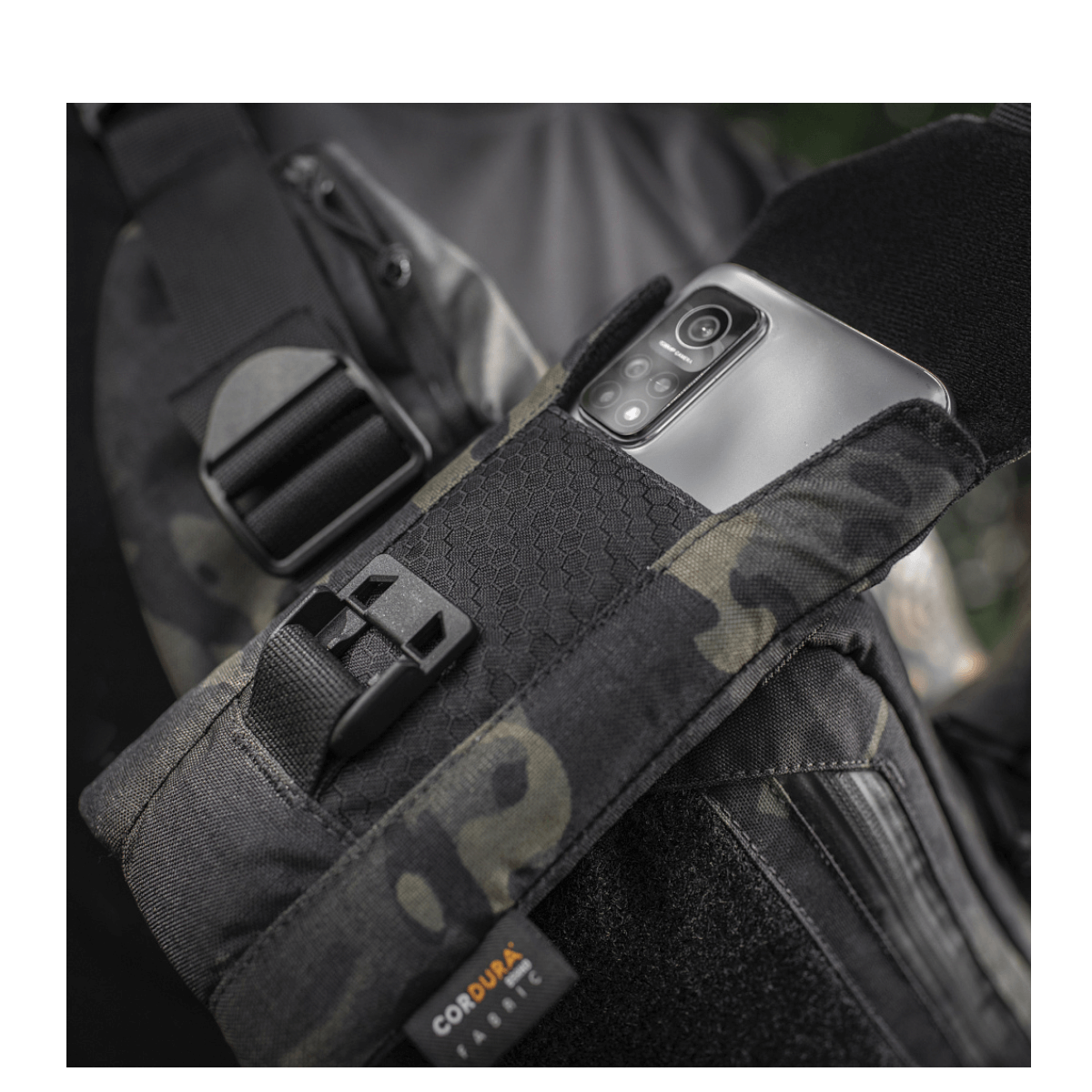 M-Tac Smartphone Lomme Elite Large Hex CORDURA HEX -materiaalista, musta magneettisoljella, pitää älypuhelimen turvallisesti jopa 6,5 tuumaa.