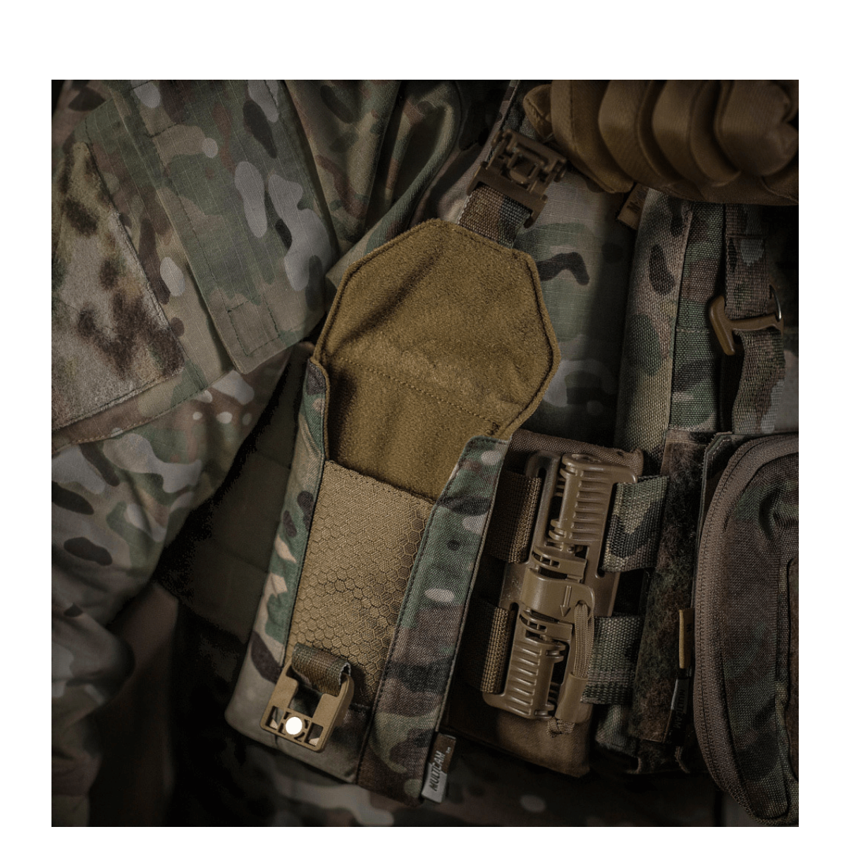 M-Tac Smartphone Lomme Elite Large Hex kiinnitetty maastovarusteisiin, valmistettu kestävästä CORDURA HEX -materiaalista WJ-magneettisoljella.
