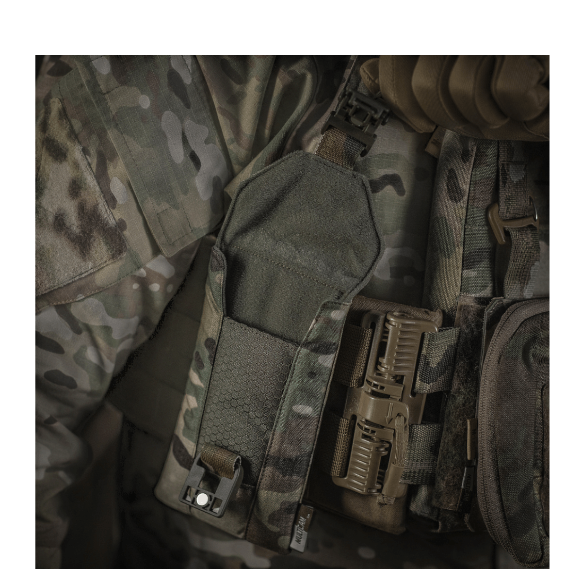 M-Tac Smartphone Lomme Elite Large Hex kiinnitetty taktiseen liiviin, robusti Cordura-materiaali, tyylikäs ja kulutusta kestävä säilytysratkaisu.