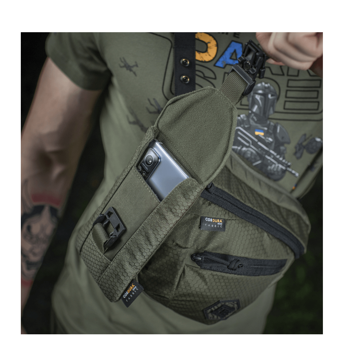 M-Tac Smartphone Lomme Elite Large Hex turvalliseen älypuhelimen säilytykseen, valmistettu kestävästä CORDURA HEX -materiaalista, magneettisoljella.